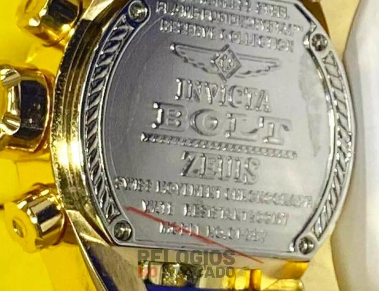 Relógio Masculino Invicta Zeus Magnum Linha Gold One Dourado fundo Preto Pulseira de Borracha Preta - Imagem 2